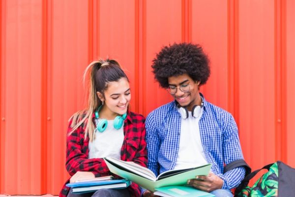 diversos-estudiantes-estudiando-juntos-sobre-fondo-naranja_23-2148093082